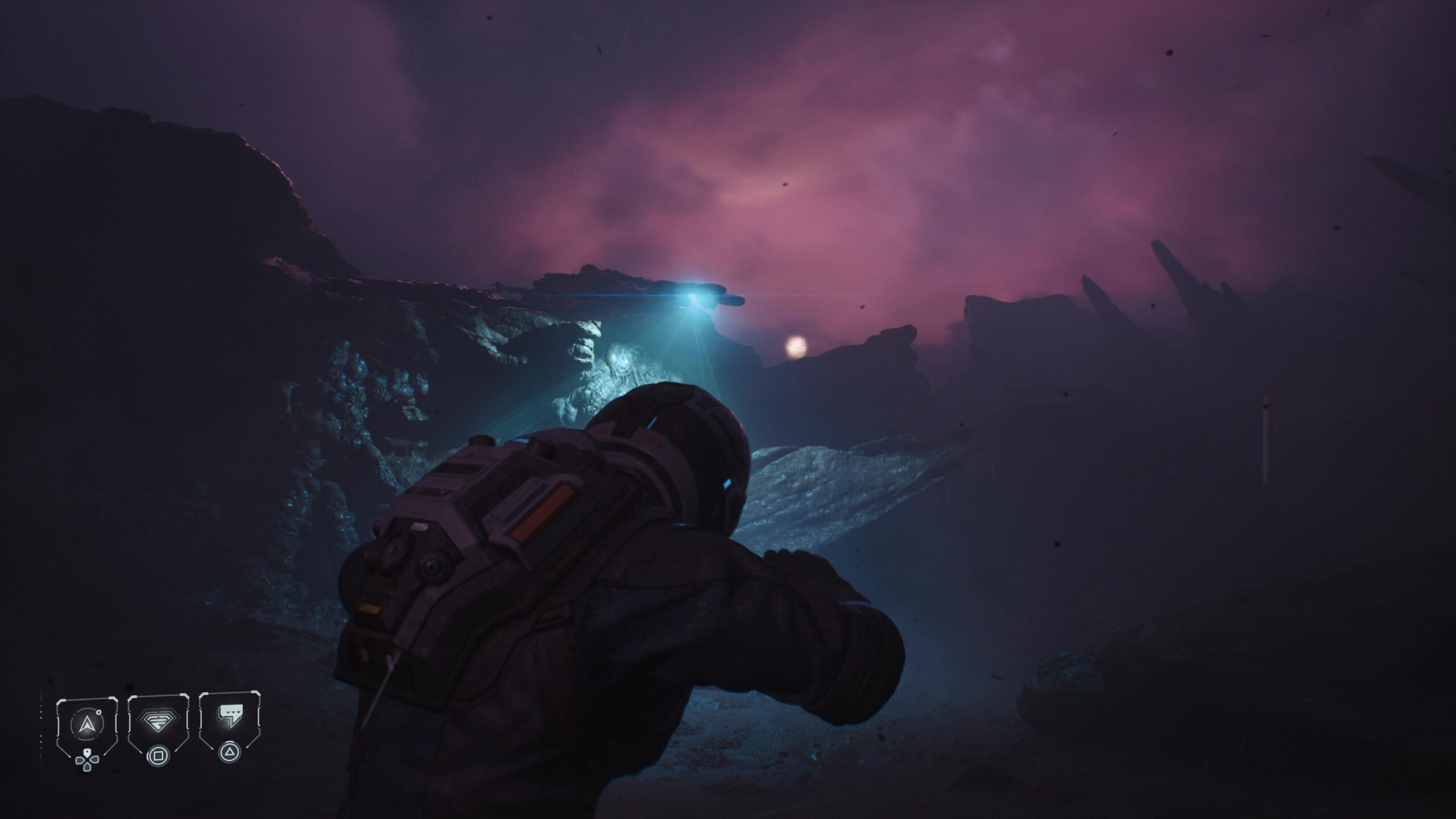 استدیوی Supermassive Games با پنجمین عنوان از سری بازیهای The Dark Pictures، این بار سراغ ترس کیهانی در چارچوبی علمی‌-تخیلی رفته است. Directive 8020 از نظر ساختار همان چیزی است که از Supermassive Games انتظار داریم؛ یک ماجرای تعاملیِ متکی بر انتخاب‌های بحث‌برانگیز که باری دیگر اثر پروانه‌ای را در سرنوشت گروهی از شخصیت‌ها به نمایش می‌گذارد. 